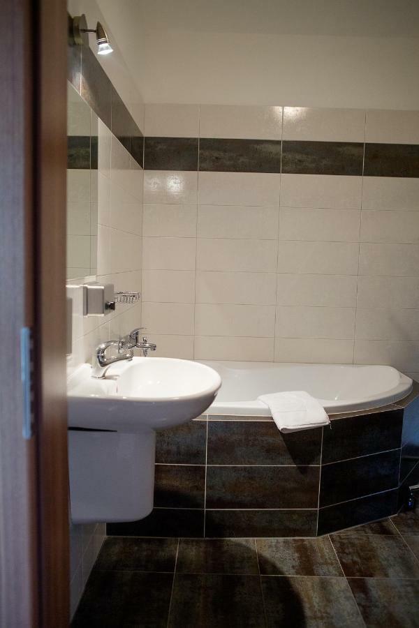 צ'סקה בודיוביצה Wellness Hotel & Minipivovar Knezinek מראה חיצוני תמונה